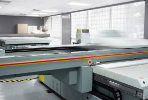 2 UV flatbed printers with moving pressheads